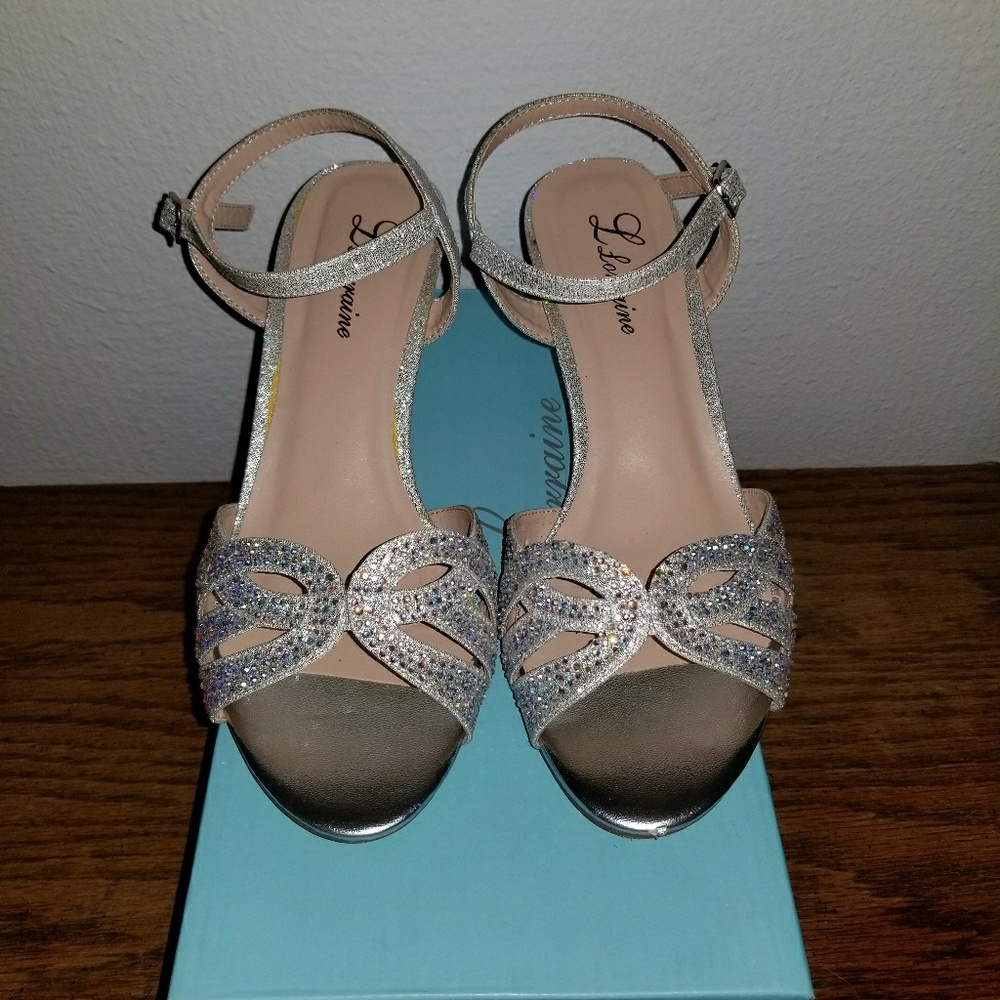 Silver Heels - Picture 2 of 4